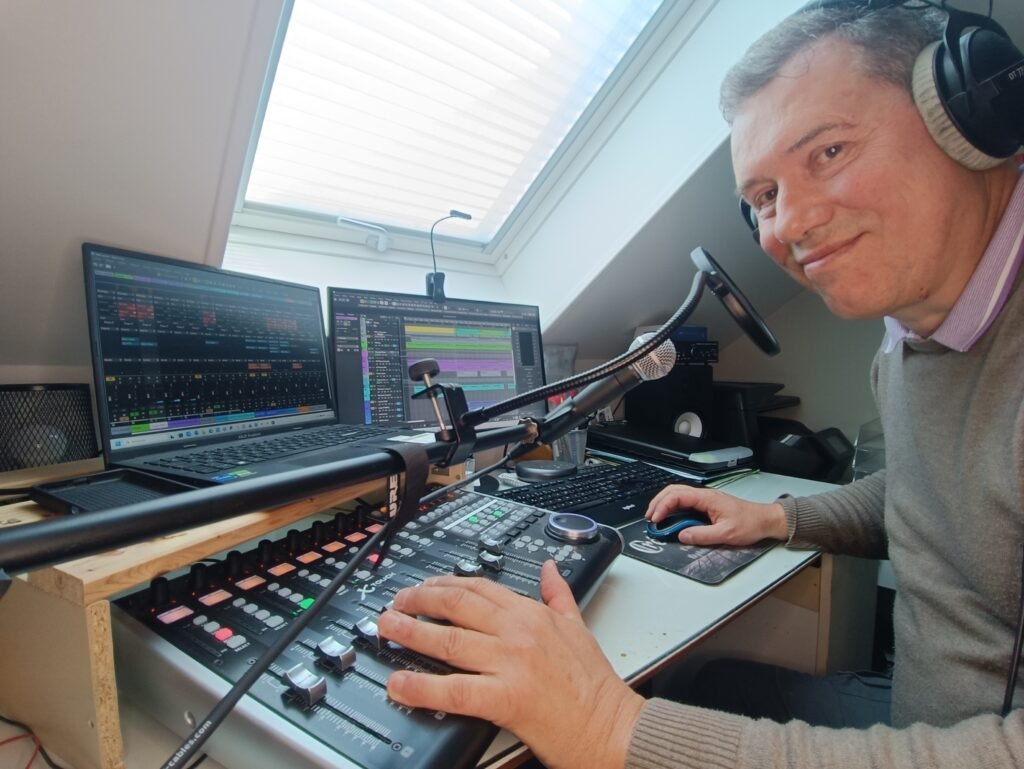 Creaphoniac composant une chanson dans son studio d’enregistrement